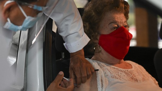 Regulador británico recomienda limitar la vacuna de AstraZeneca a mayores de 40 años