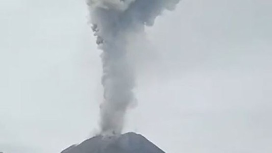 La impresionante erupción del volcán Sinabung en Indonesia