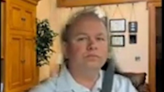 Sorprenden a un senador manejando mientras participaba de un zoom