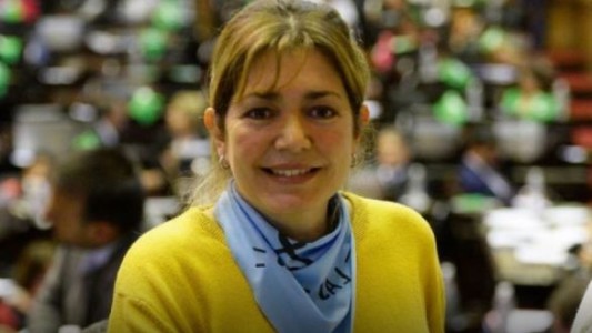 Denuncian a una diputada por sacarle la mitad del sueldo a sus empleados