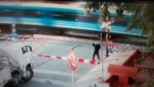 El momento en que un hombre cruzó las vías sin mirar y fue arrollado por el tren