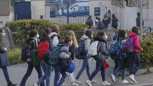 Francia prohíbe el lenguaje inclusivo en escuelas: "Obstáculo a la comprensión de la escritura"