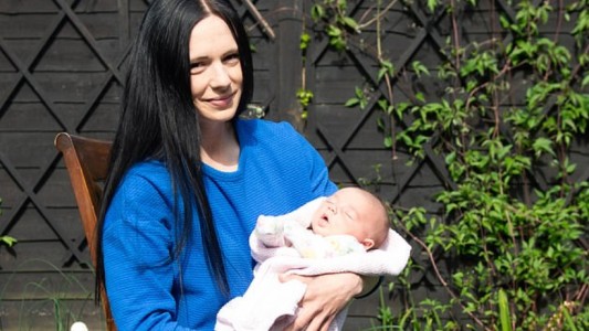 "Beba coehete": mujer embarazada fue al baño y dio a luz en 27 segundos