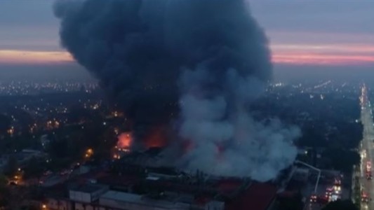 Se incendia una panificadora en San Fernando: trabajan 20 dotaciones de bomberos