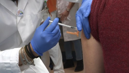 Escándalo en un hospital: una mujer recibe por error seis dosis de la vacuna de Pfizer