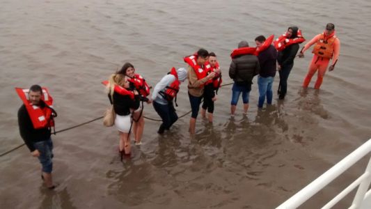 Maestros que festejaban su día terminaron de a pie en el río