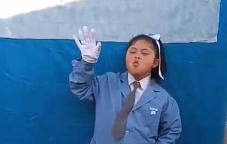 Interpretó el Himno Nacional en lengua de señas y emocionó a todos