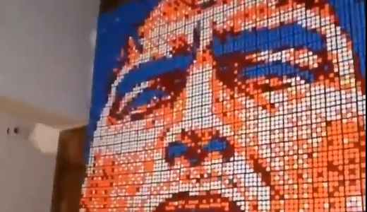 Creó un retrato de Maradona con miles de cubos rubik