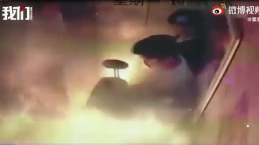 Así explotó una bicicleta eléctrica dentro de un ascensor dejando cinco heridos