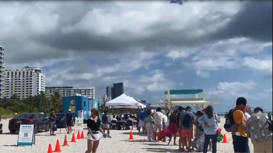 Impresionante cola de turistas en la playa para recibir la vacuna anticovid en Miami