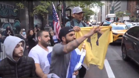 Manifestantes se enfrentan a los golpes frente al consulado de Israel