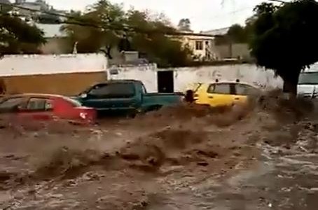 Calles convertidas en ríos arrastran al menos diez autos