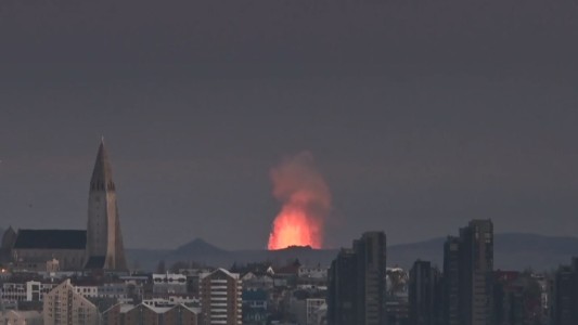 La erupción volcánica que se convierte en enormes géiseres de lava