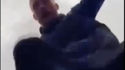 Arrestan a futbolista por agredir brutalmente a un joven en la calle