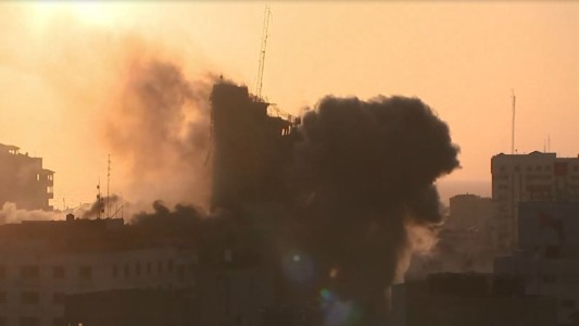 El momento en que dos bombas derriban un edificio en el centro de Gaza
