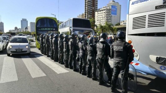 Choferes de micros de turismo llevan 48 horas en la Avenida 9 de Julio