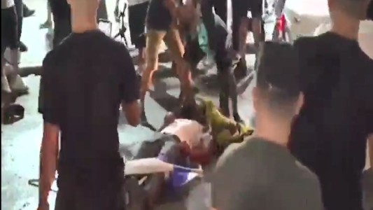 Un grupo de extremistas golpea salvajemente a un hombre árabe