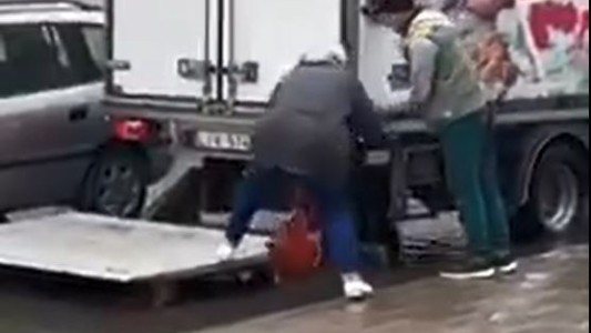 Conmovedor gesto de un camionero que ayuda a anciana