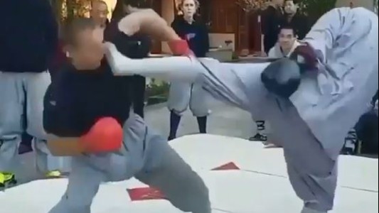Furor por el monje shaolín que derriba de una patada a un luchador profesional