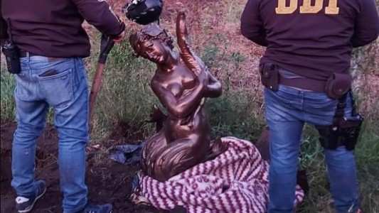 Hallaron enterrada en un campo la escultura robada de la Plaza San Martín en Mar del Plata