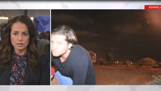 Cohetes caen a metros de periodista que transmite en vivo desde Israel