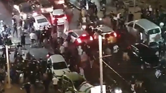 Israel: bajaron de un auto a una persona que intentó atropellarlos y la agredieron en manada