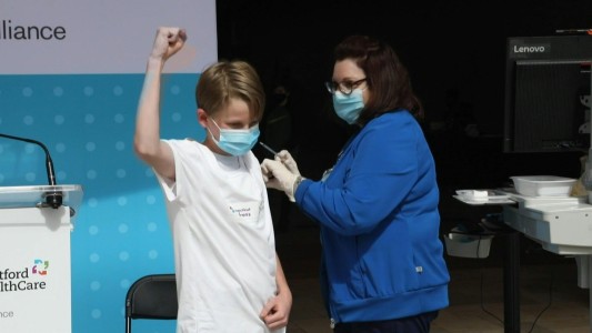 EEUU comenzó a vacunar a adolescentes de 12 años contra el covid