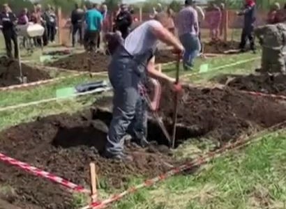 Insólita competencia: excavar tumbas a gran velocidad