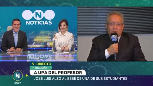 La historia del profesor tucumano que dio clases con los hijos de su alumna en brazos