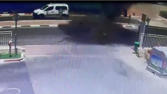 El momento en que un cohete impacta en pena calle de Israel