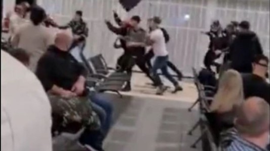 Batalla campal con valijas "voladoras" en un aeropuerto deja 17 detenidos
