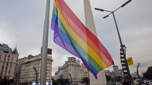 La bandera del orgullo en el Obelisco por el día contra la discriminación a la diversidad sexual