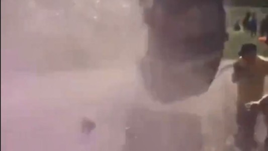 Un auto sale volando y pasa a centímetros de los espectadores de un rally