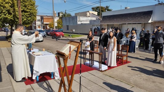 Primer casamiento callejero en la ciudad de Santa Fe: "El amor es creativo"