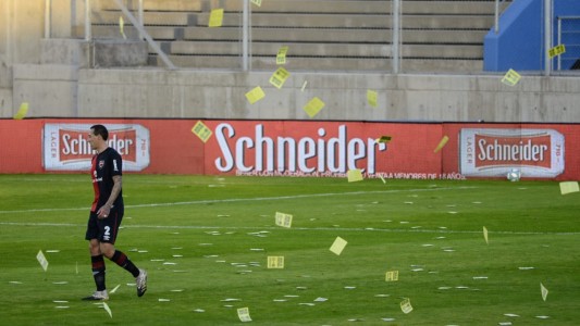 Panfleteada en parapante de un hincha de Central en pleno partido de Newell's