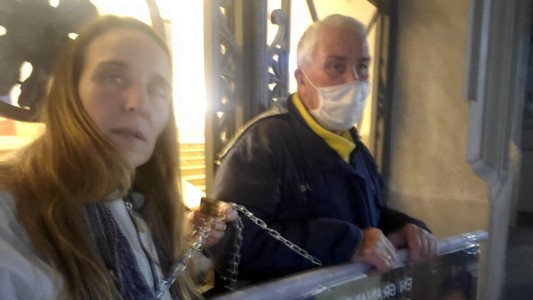 Se encadenó tras la fuga del preso condenado por matar a su hermano