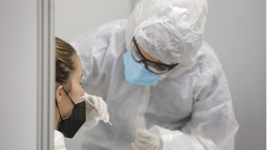 El laboratorio trucho que operaba en Ezeiza para testear continúa recaudando en el Aeroparque Jorge Newbery