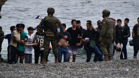España moviliza al ejército para impedir la entrada de inmigrantes