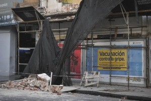 Dos transeúntes heridos al caer mampostería de una demolición en Villa Crespo