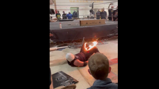 Video: Un luchador se quemó la ingle al fallar un truco con fuego
