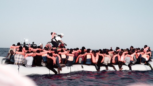 Cerca de 50 desaparecidos tras naufragar un barco en que intentaban acceder a Europa