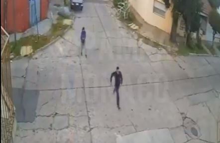 Le apuntan, le disparan y lo corren para que entregue las llaves de la camioneta en San Justo