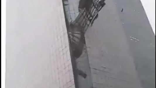 El momento en que se desploma parte de un edificio en medio del ciclón Tauktae