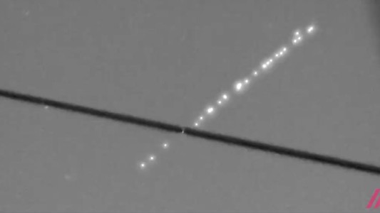 Así se vio el tren de satélites de Elon Musk sobre el cielo de Rusia