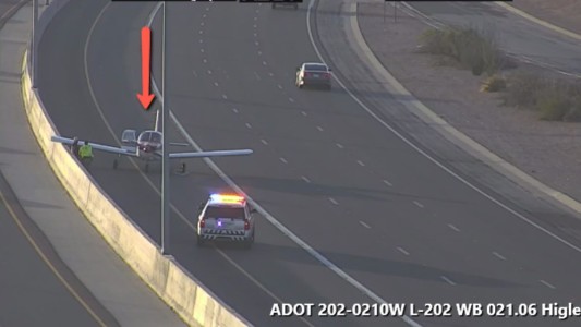 Avioneta con una falla en un motor aterriza en una autopista