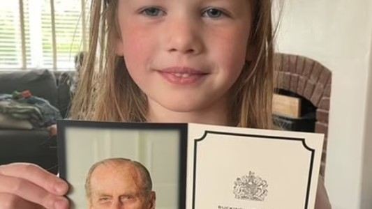 Nena de 5 le escribió una carta a Isabel II por la muerte de Felipe y recibió un regalo real