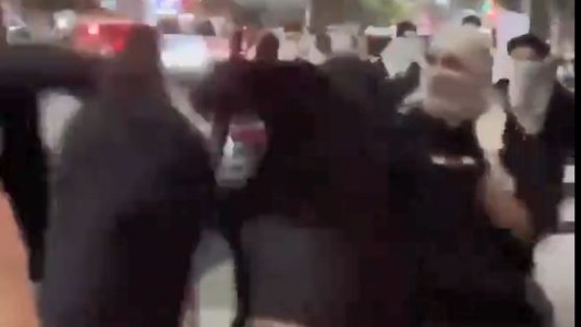Discusión termina en violenta pelea afuera de un restaurante