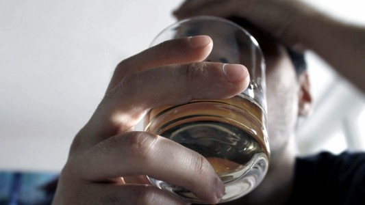Informe: consumir alcohol en exceso hace perder en promedio un año de esperanza de vida
