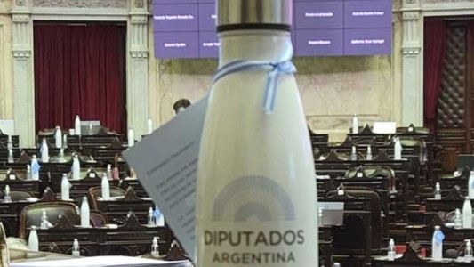 Massa incorporó botellas "ecofriendly" y el PRO aclaró: "No es para llevársela"