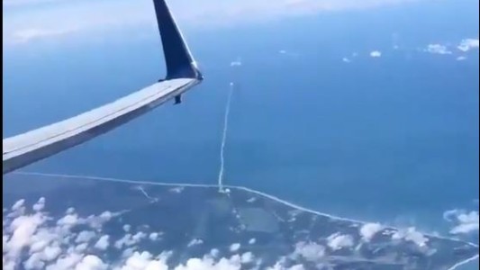 Pasajeros de un avión logran ver el lanzamiento de un cohete de la NASA